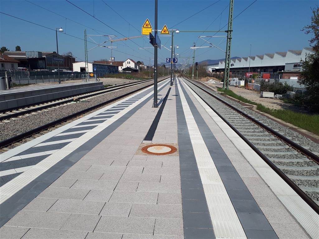 Sicherer Bahnsteig mit Barrierefreiheit und moderner Gestaltung.