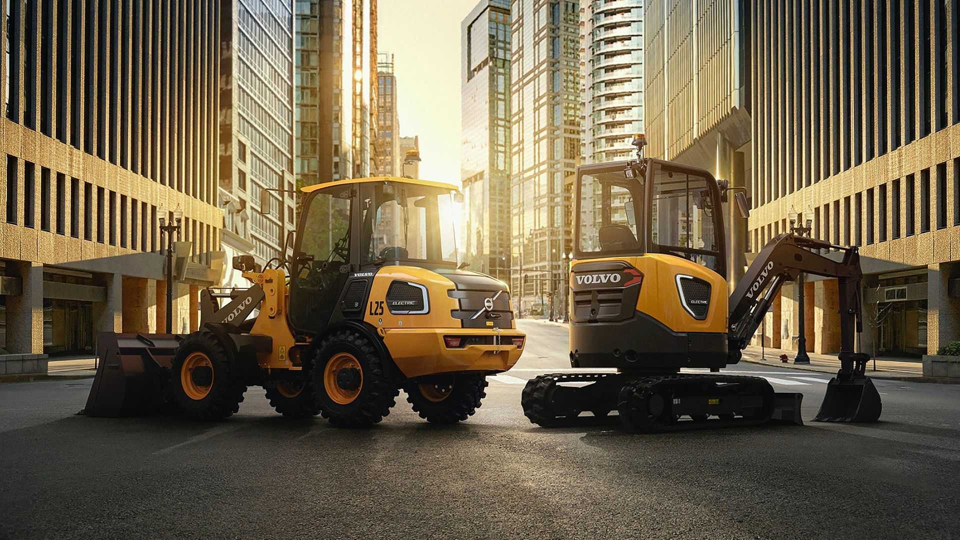Säulenszene mit Volvo-Baumaschinen auf einer Stadtstraße bei Sonnenuntergang.