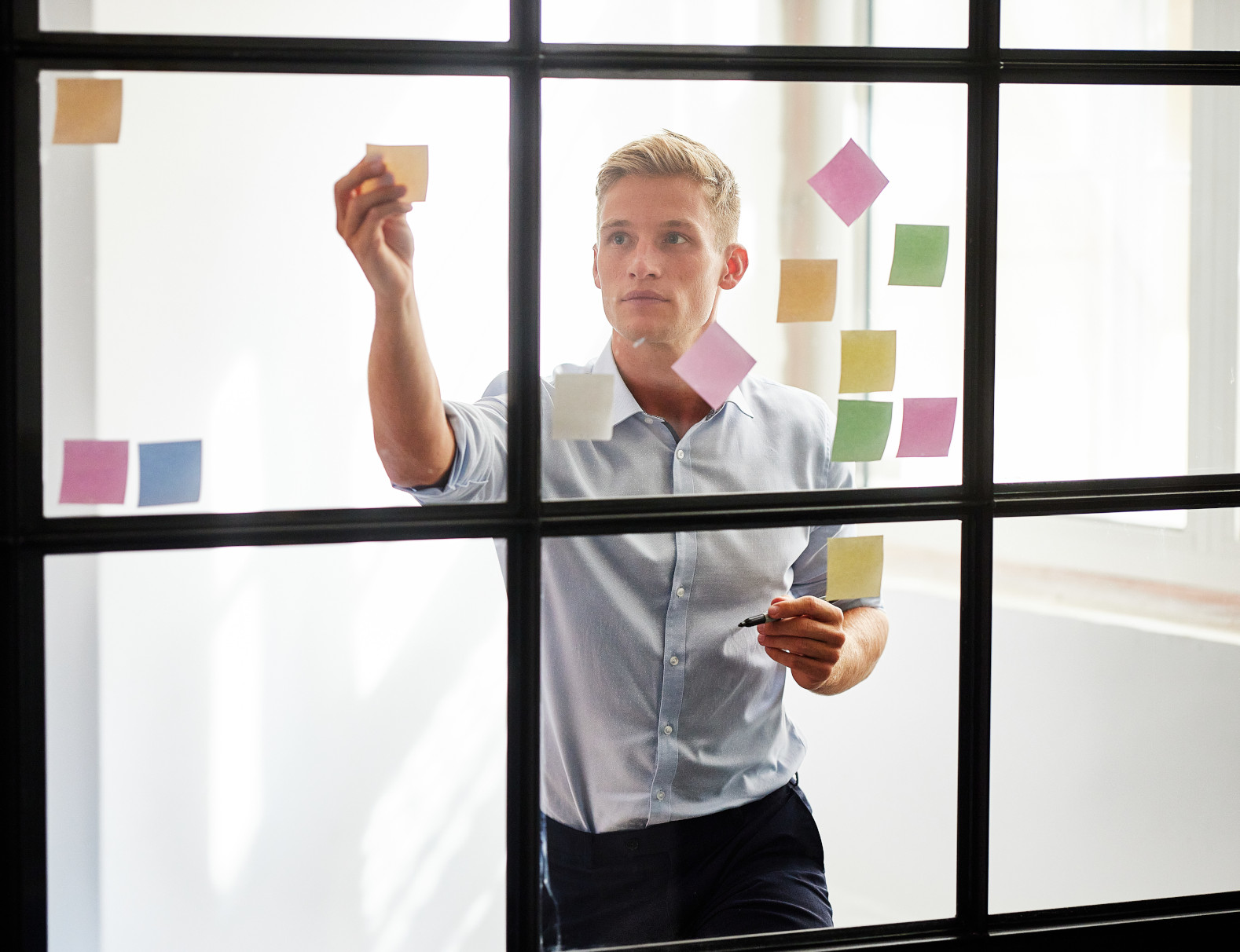 Anwendung des Last Planner Systems mit Haftnotizen an Glaswand