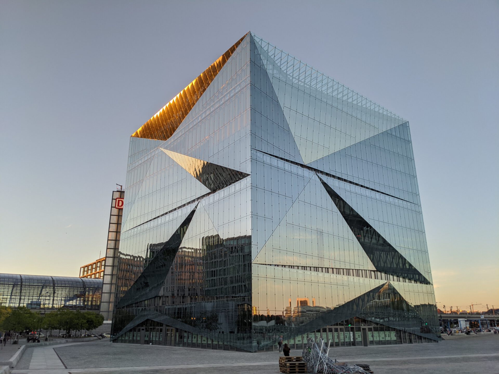 Innovatives moderne Bürogebäude mit Glasfassade und einzigartigem Design in der Stadt.