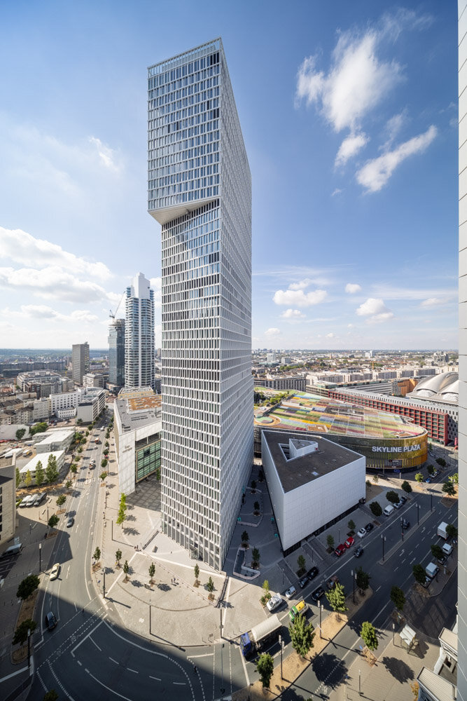 Innovatives Hochhaus in urbaner Lage, moderne Architektur in Frankfurt am Main.