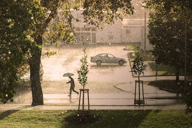 Wet town square in the rain with pedestrians and cars, urban lifestyle, square design, Platz Strategie GmbH.