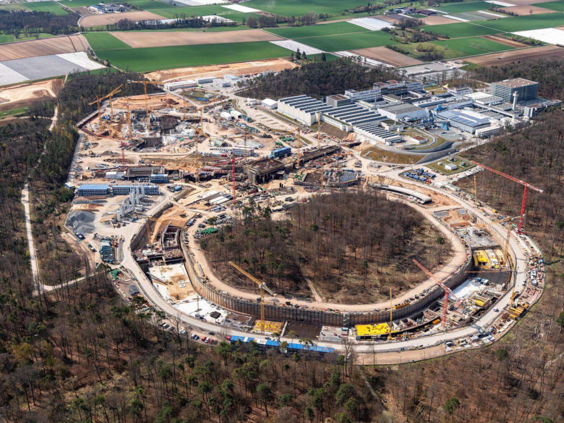 Modernes Industrie- und Logistikzentrum im Bau, nachhaltige Stadtentwicklung, Projektentwicklung, nachhaltiges Bauen, PLACE Strategy GmbH.