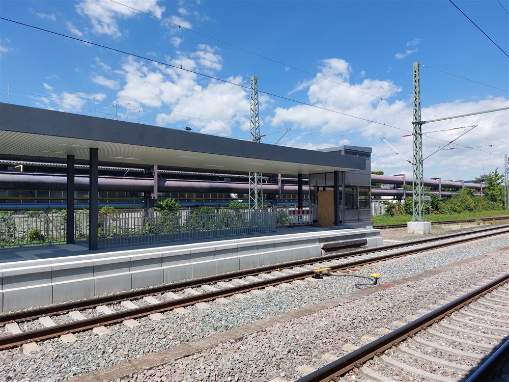 Moderne Bahnsteiggestaltung mit Überdachung bei PLACE Strategy GmbH.