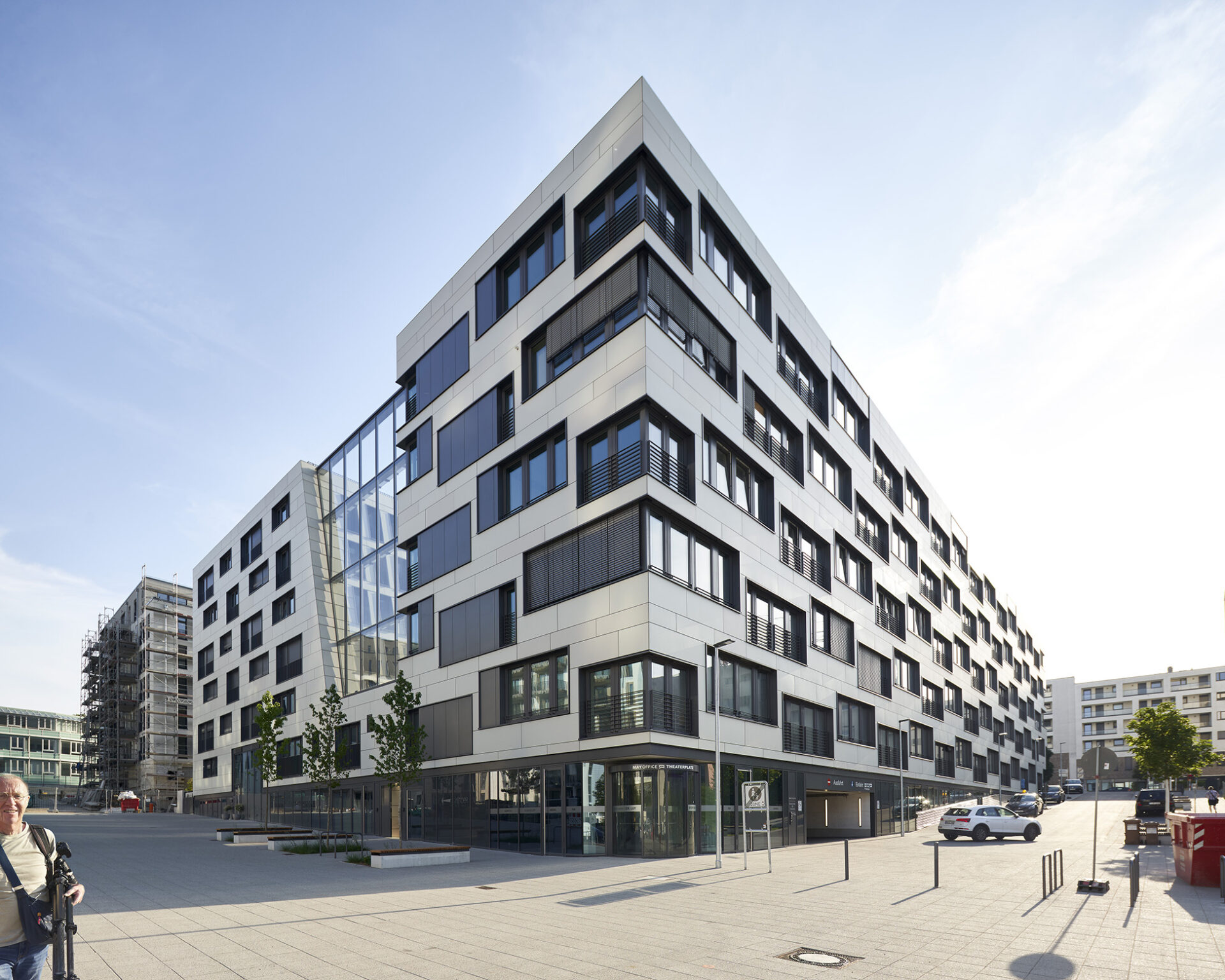 Moderne Bürogebäude in urbaner Lage mit innovativem Design und nachhaltiger Architektur.
