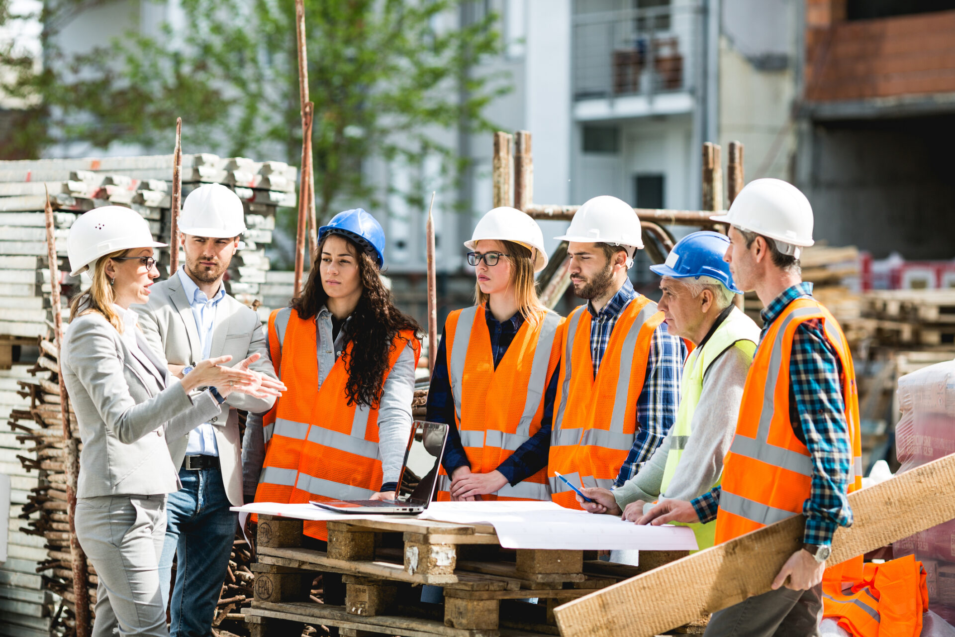 Einsatz von Bauleitern bei Baustellenbesprechung auf einer Baustelle.