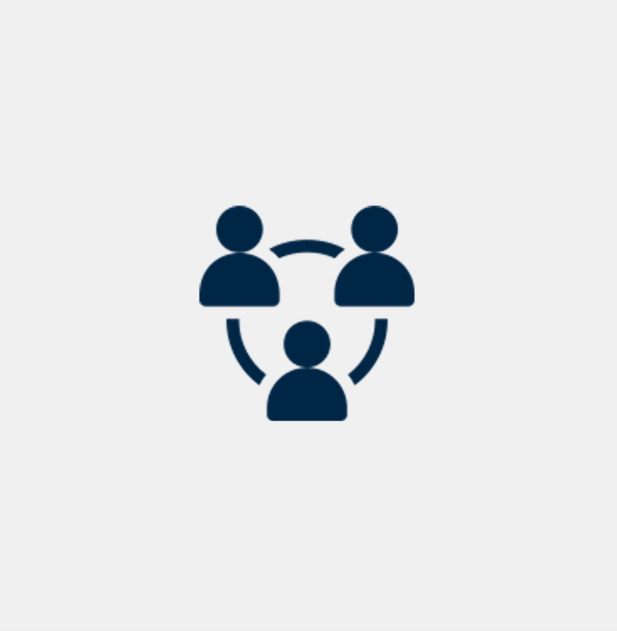 Ein Icon mit drei verbundenen Personen, symbolisiert Teamarbeit und strategische Zusammenarbeit.