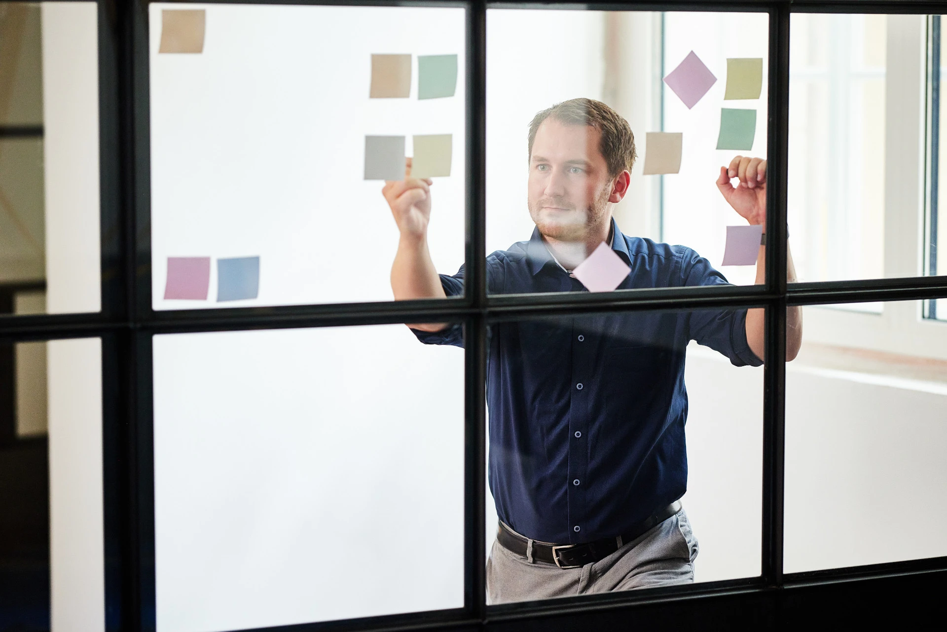 Berater plant Bauprojekt mit Lean Construction Methoden am Whiteboard