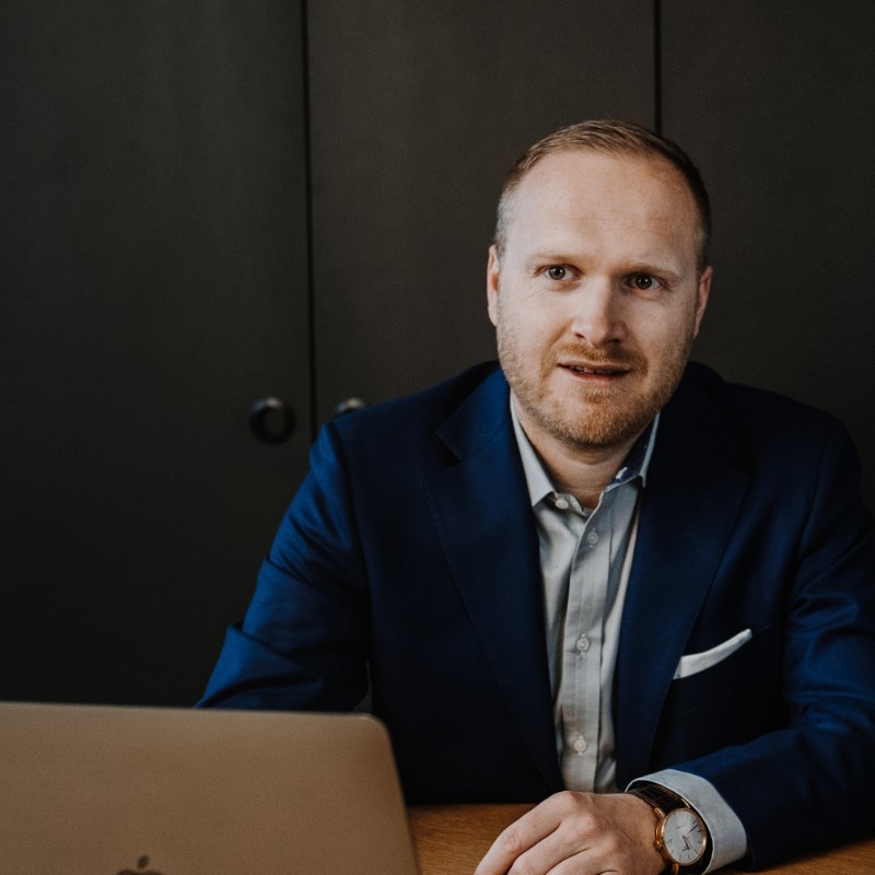 Experienced business expert at PLACE Strategy GmbH in a professional office environment.