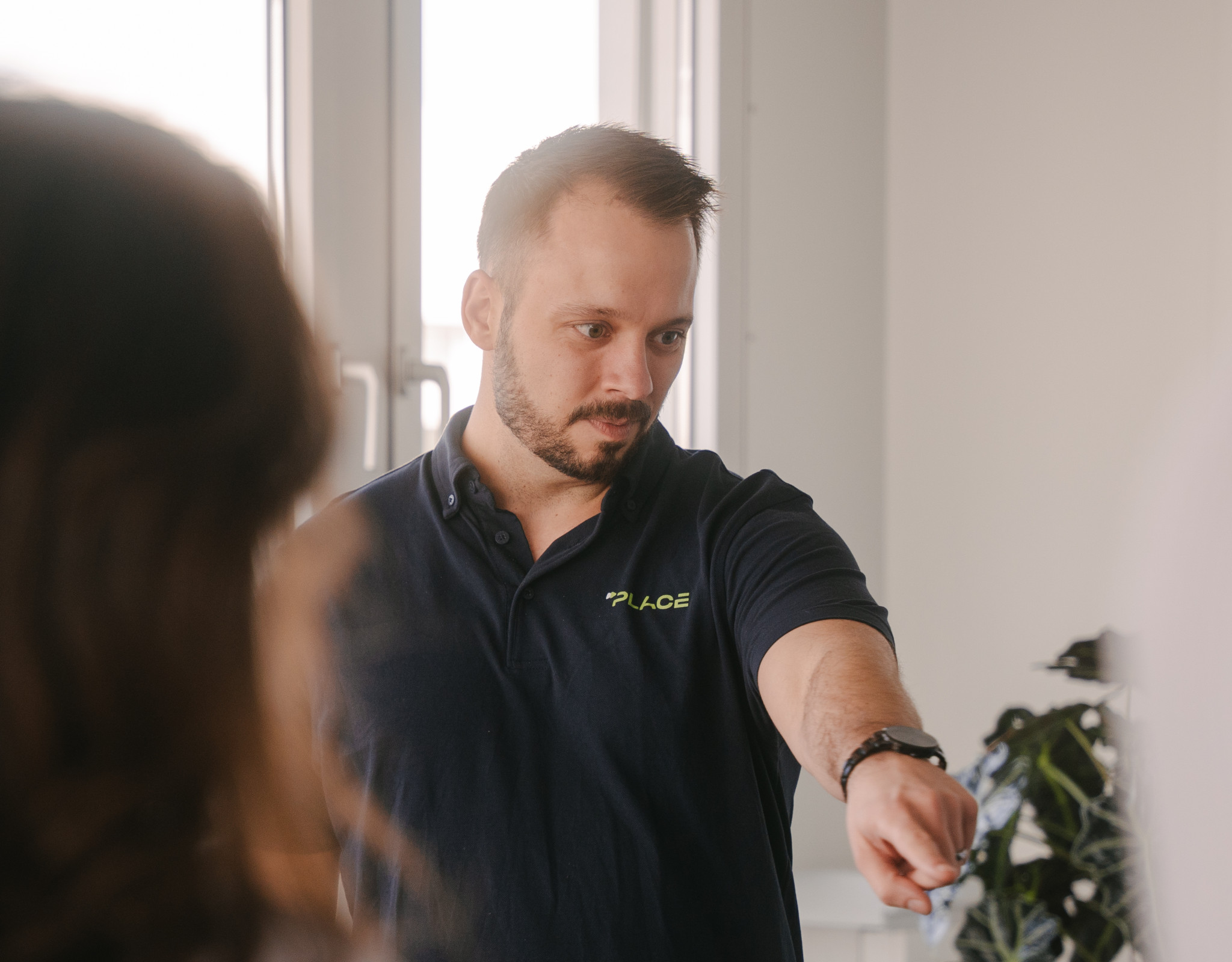 Joel Kaufmann moderiert einen Lean Construction Workshop bei PLACE – Teamvorstellung und Prozessoptimierung.
