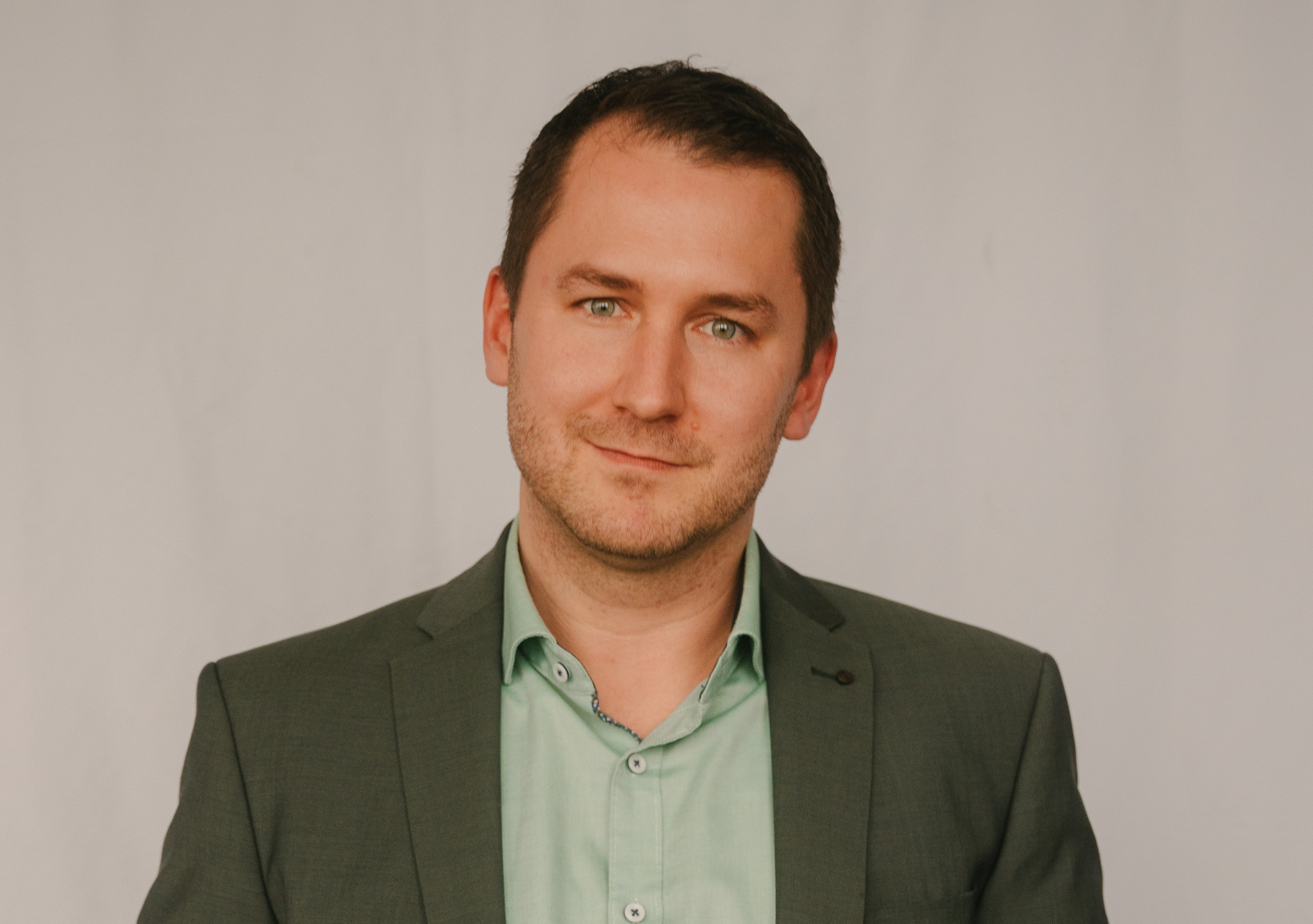 Moderner Geschäftsprofessioneller Mann in Anzug für Place Strategy GmbH.