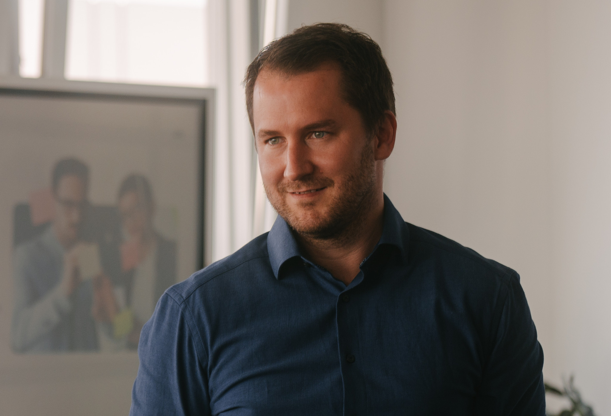Innovativer Business-Mann in Büroatmosphäre bei PLACE Strategy GmbH.