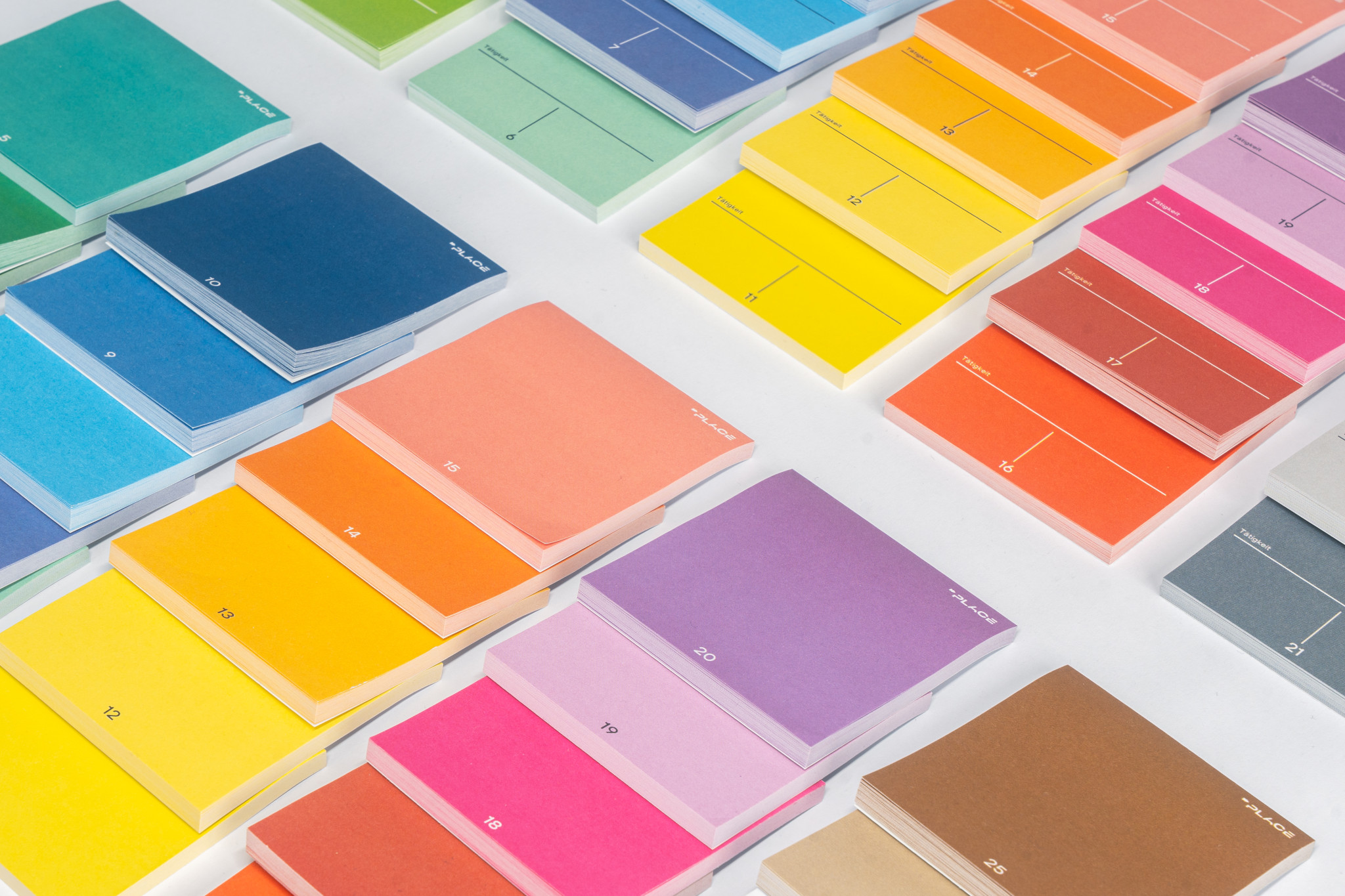Bunte Notizblöcke in verschiedenen Farben, ideal für kreative Planung und Organisation.
