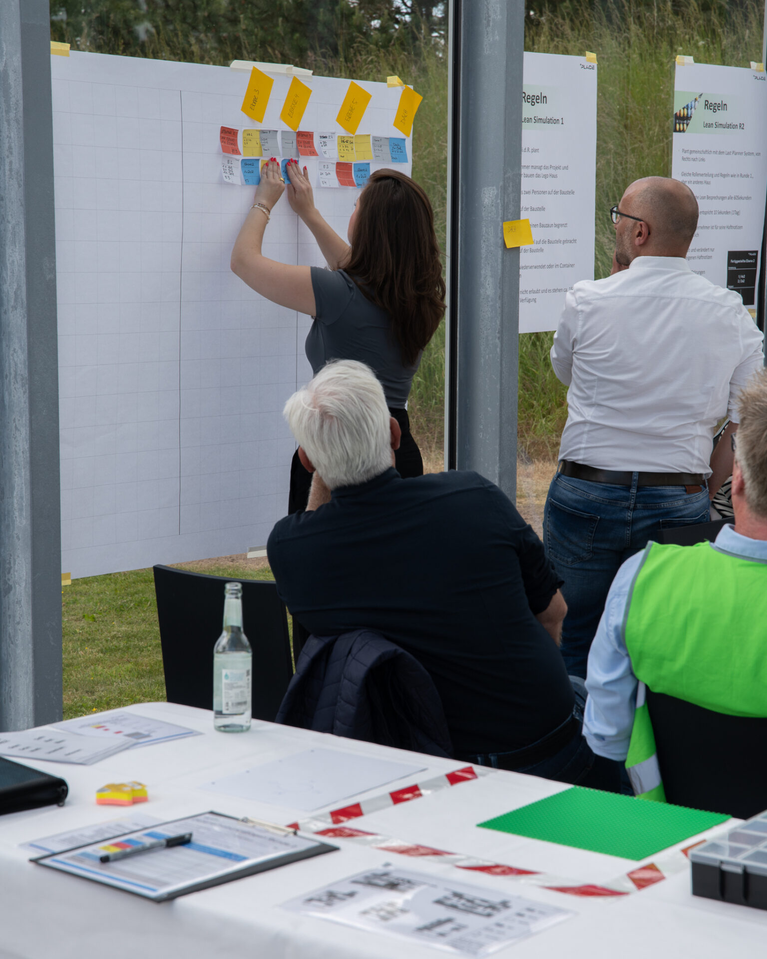 - Geförderte Teamarbeit bei PLACE Strategy GmbH, innovative Projektplanung im Freien.