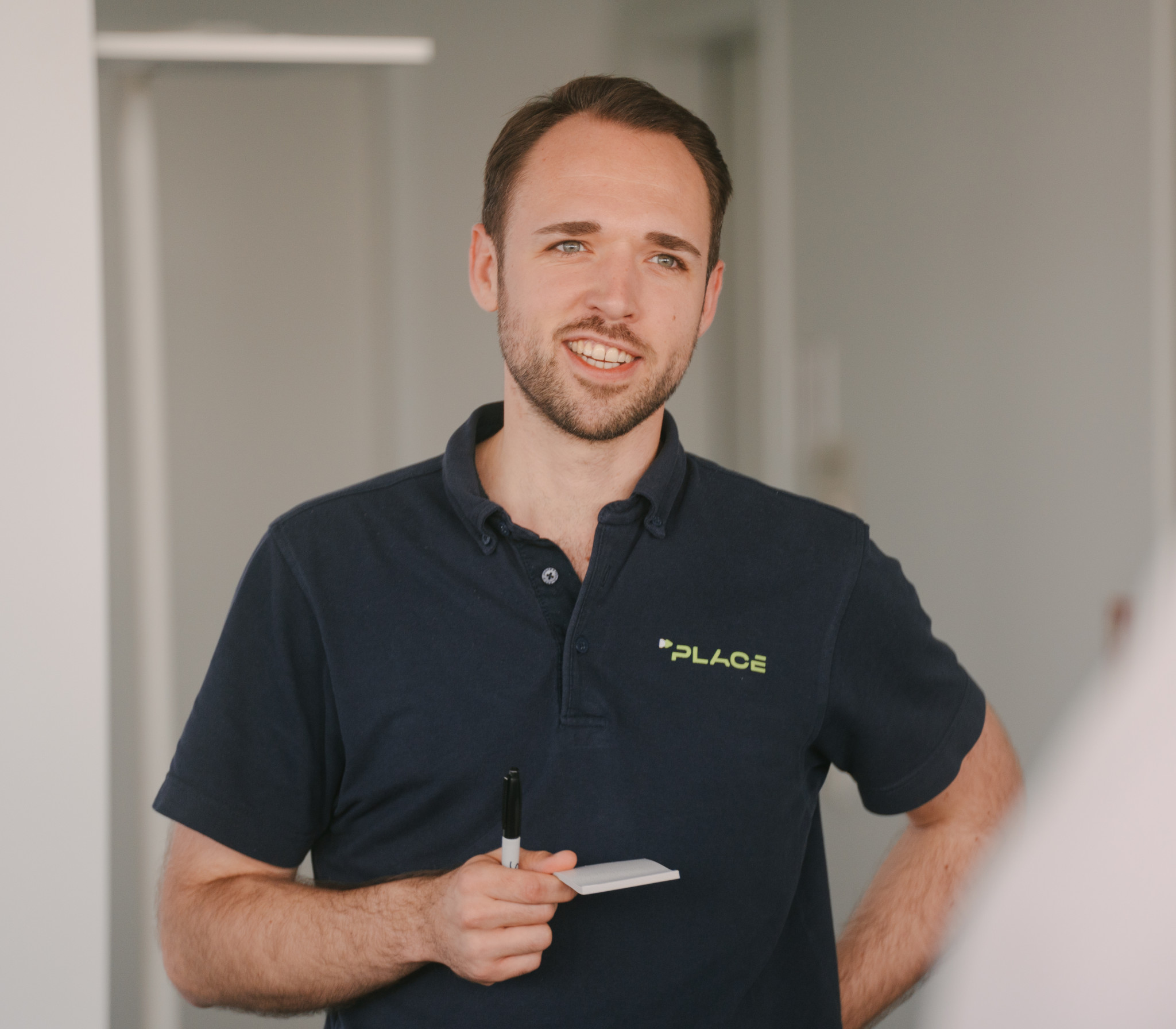 Samuel Bauerle leitet einen Lean Construction Workshop für das Beratungsteam.