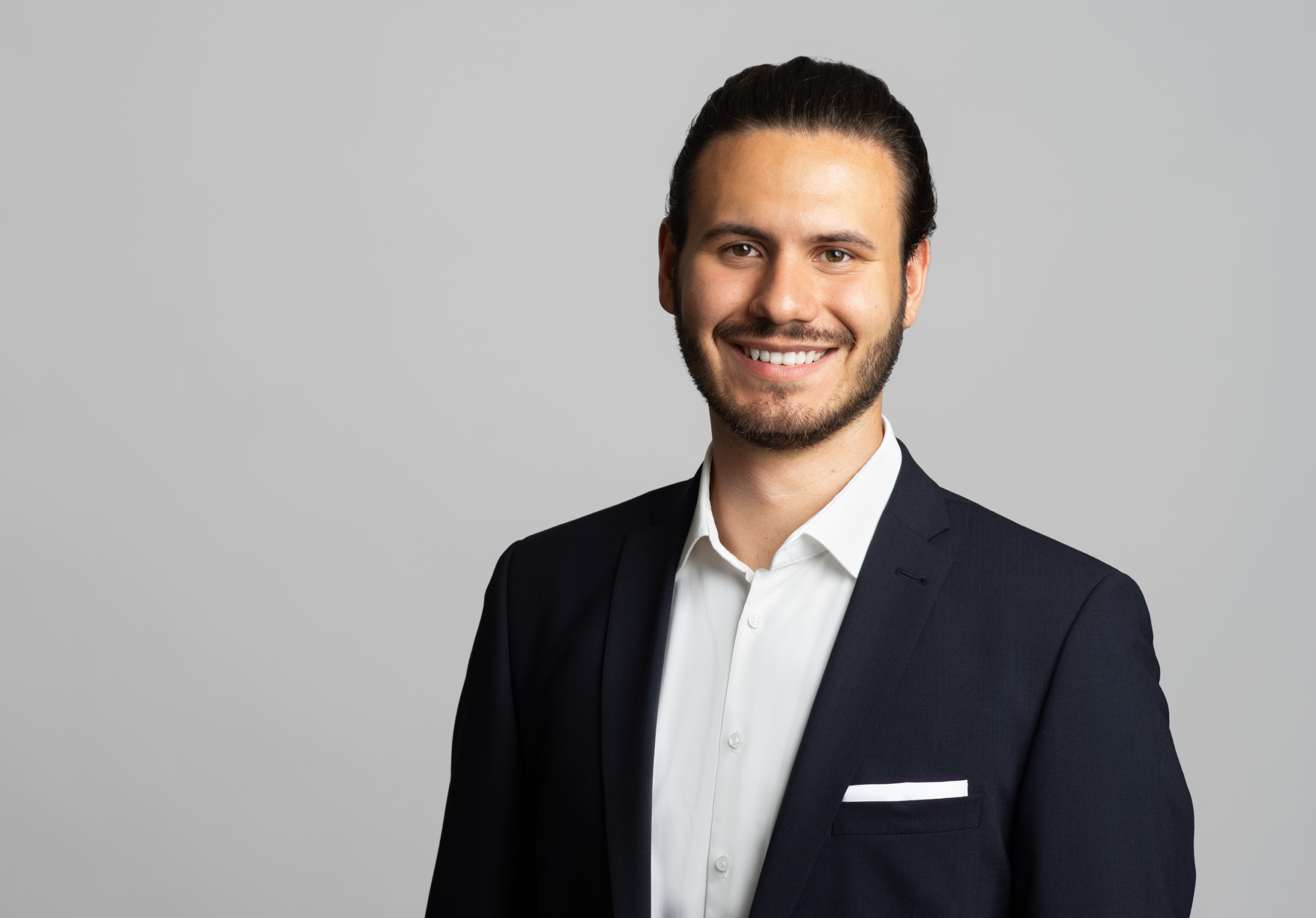 Professioneller Mann in Business-Anzug, Team, Strategie, Beratung, Erfolg, Motivation, Konferenz, Unternehmen, Leadership, Teamarbeit, Erfolg, Karriere, Executive, Beratung, Verantwortung.