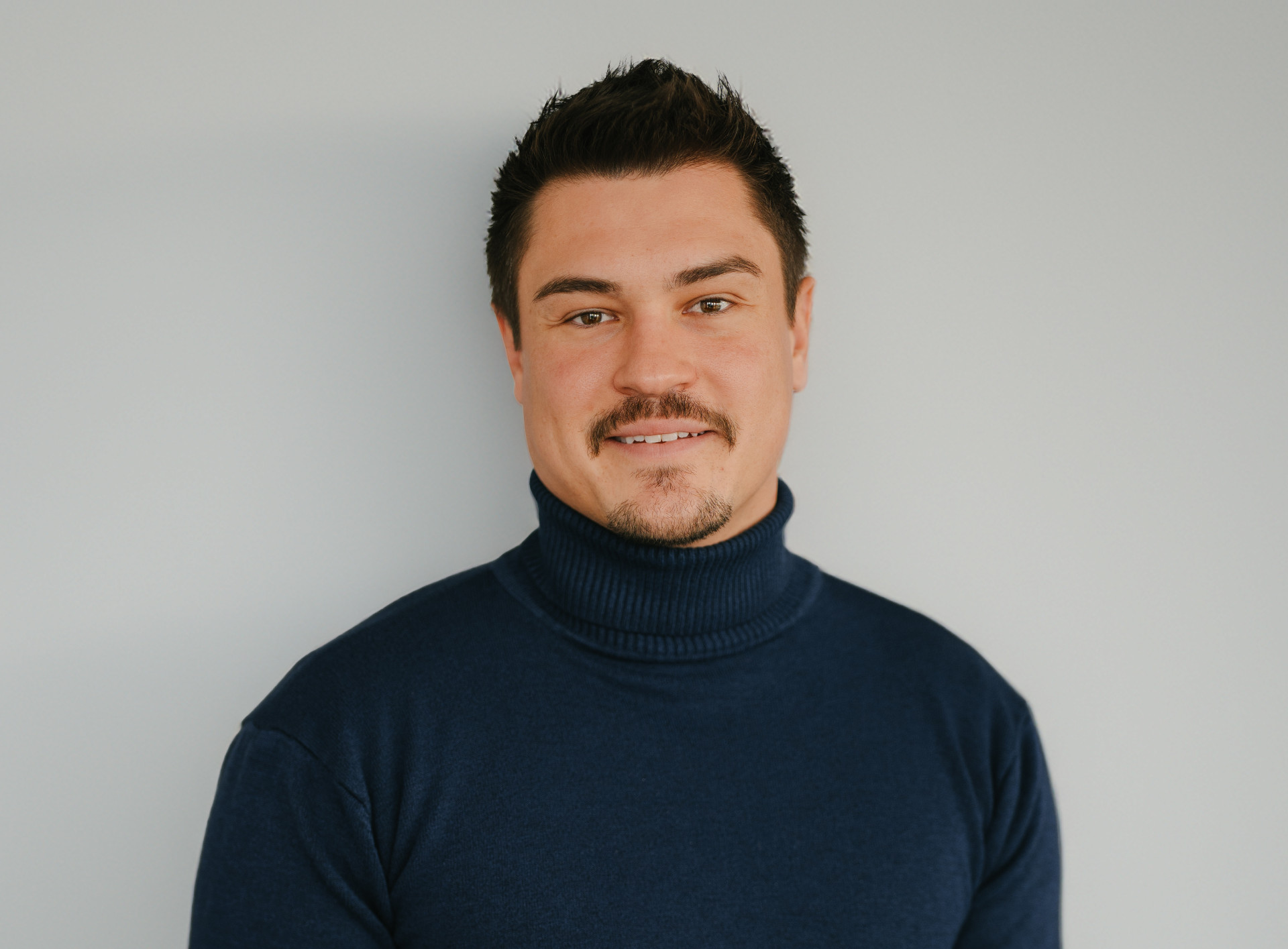 Dennis Lenhard, Geschäftsführer und Lean Construction Experte von PLACE, im Team-Porträt.